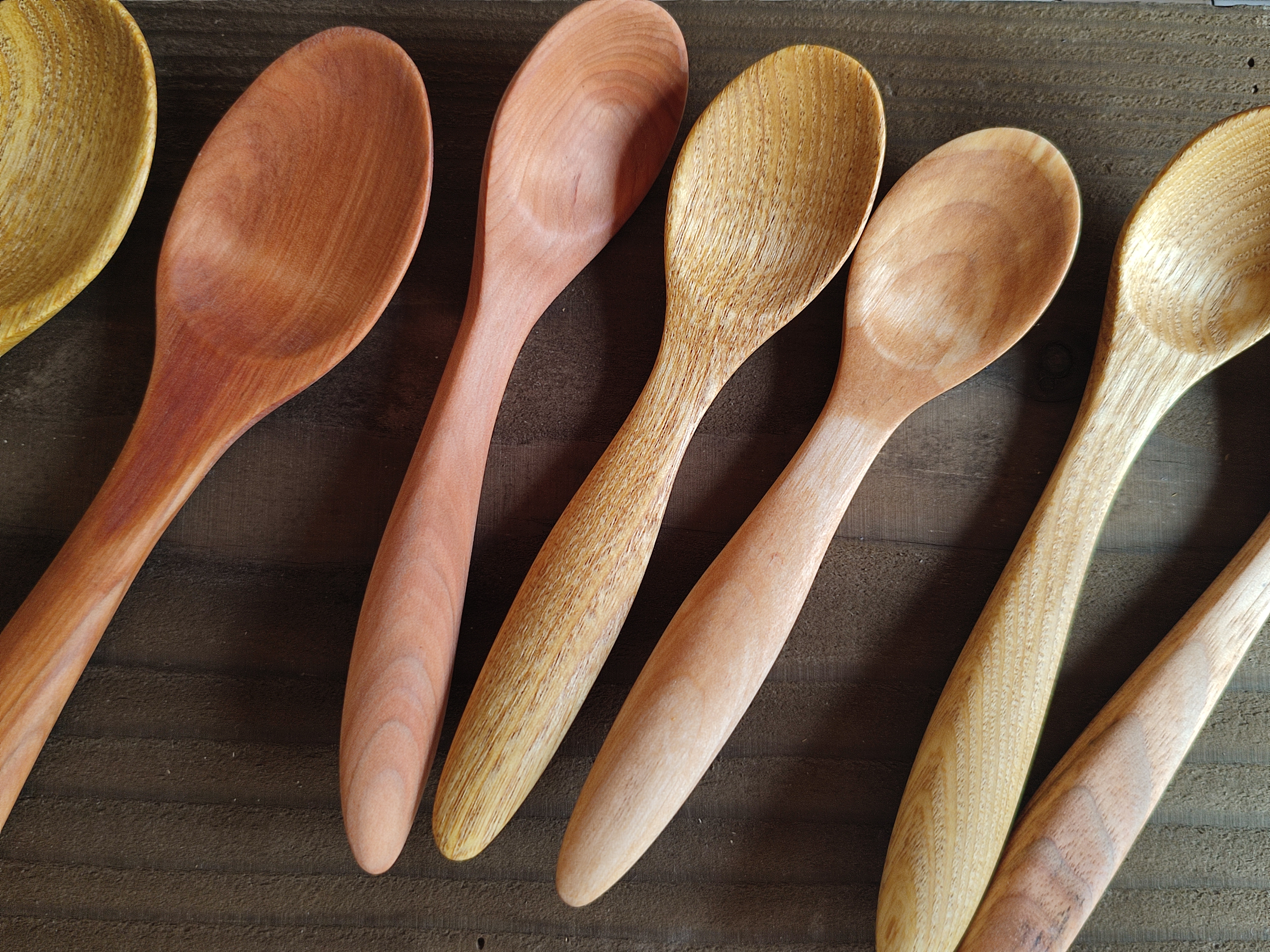 並べられたスプーン